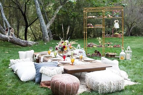 Picnic Set Up Ideas, Dining Table Arrangements, Luxe Picnic, Boho Dining Table, Set Up Ideas, Vintage Cake Plates, High Tea Party, Boho Picnic, Wedding Buffet