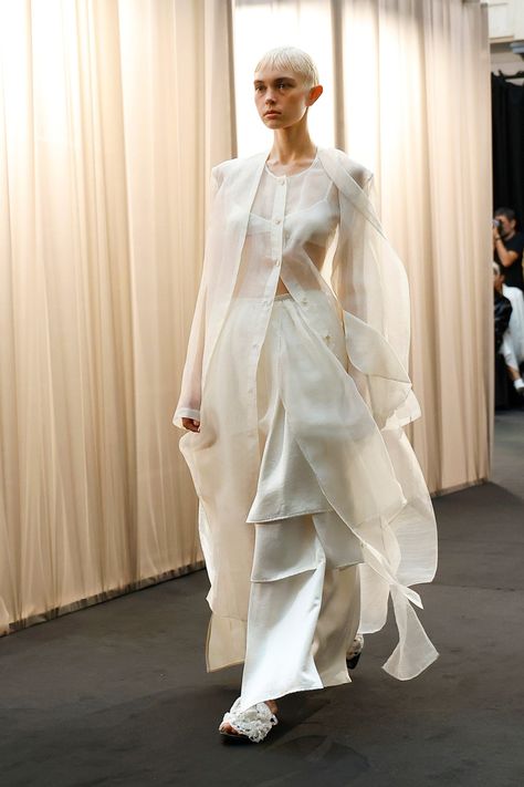 EENK Spring 2024 Ready-to-Wear Collection Vogue Runway 2023 2024, Vogue Runway 2024, Futuristic Fashion, Spring Summer 2024, Spring 2024, Mode Inspiration, Large Fashion, White Fashion, Summer 2024