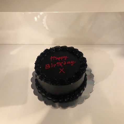 Aesthetic Bday Cakes Black, Black Birthday Cake Simple, Edgy Birthday Party, Black Bento Cake Design, Black Korean Cake, Pastelitos Aesthetic, Black Minimalist Cake, Bento Cake Aesthetic Black, Black Mini Cake