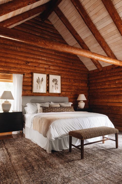 Jean Stoffer Design, Amber Lewis X Loloi, Log Cabin Interior, Log Home Interiors, Cabin Bedroom, Amber Lewis, White Duvet, Log Cabin Homes, Cozy Cabin