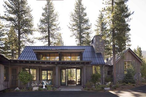 Insanely beautiful mountain modern home in the Sierra Mountains Walton Architecture And Engineering, A House In The Woods, Mountain Modern Home, Mountain Home Exterior, Lake Houses Exterior, Contemporary Barn, Architecture Engineering, Modern Mountain Home, Lots Of Windows