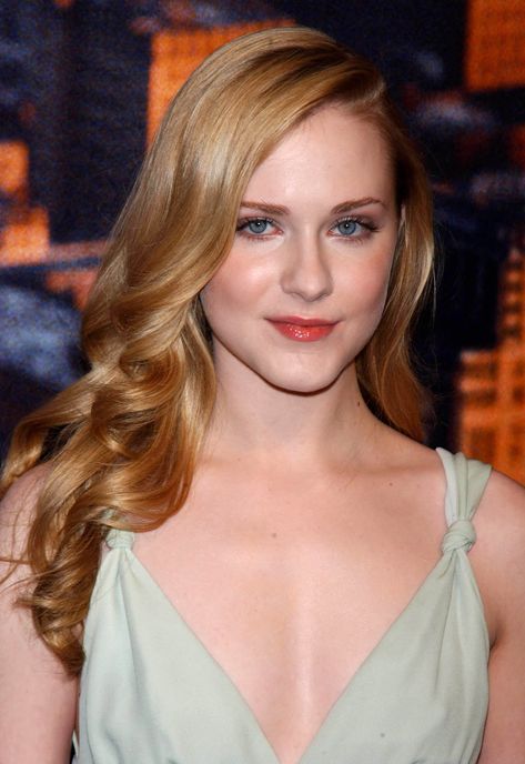 Evan Rachel Wood at the 2005 New York City premiere of 'King Kong.' (Photo: Walter Weissman/Star Max) Strawberry Blonde Hair Pale Skin Blue Eyes, Pink Undertone Skin, Celebrity Strawberry Blonde Hair, Celebs With Strawberry Blonde Hair, Woman With Strawberry Blonde Hair, Best Brunette Hair Color, Emma Stone Strawberry Blonde, Pale Skin Hair Color, Hair Color For Fair Skin