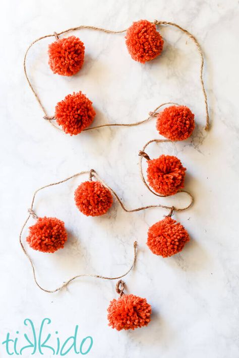 Make this Easy Yarn Pom Pom Pumpkin Garland to Decorate for Fall | Tikkido.com Fall Garland Diy, Pompon Diy, Diy Fall Decor, Decorate For Fall, Pumpkin Garland, Boyfriend Crafts, Halloween Garland, Yarn Pom Pom, Fall And Halloween