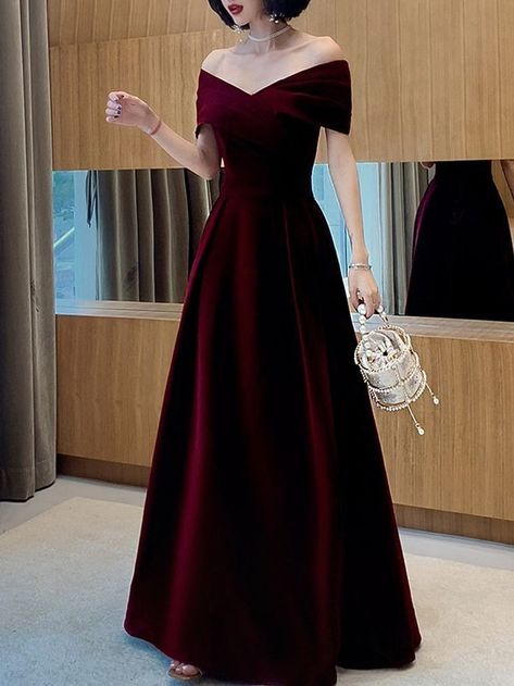 Off Shoulder V Neck, Chanel Dresses, Velvet Bridesmaid, Gown Designs, Award Show Dresses, Dark Red Dresses, Classy Prom Dresses, Maxi Long Dress, Old Fashion Dresses