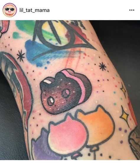 A cookie cat from Steven Universe. I think? Not sure, but it’s cute. Cookie Cat Tattoo, Small Steven Universe Tattoo, Steven Universe Nails, Cookie Cat Steven Universe, Steven Universe Tattoo, Pa Tattoo, Universe Tattoos, 21 Tattoo, Simple Tats