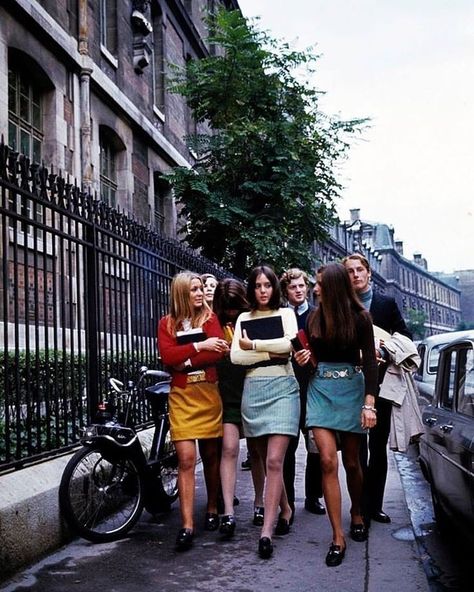 🌼1960s and 1970s🌼 on Instagram: “Paris, 1967 🎀 Photographed by Jean-Claude Deutsch for Paris Match #vintageparis #parismatch #jeanclaudedeutsch” Fashion In Paris, Swinging London, 60s 70s Fashion, Walking Down The Street, 60s And 70s Fashion, Richard Iii, Streets Of Paris, Swinging Sixties, Vintage Paris