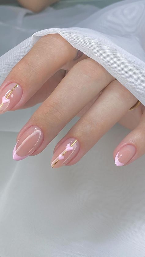 Isabel Nogueira | ❤️ | Instagram Simple Nail Art Designs For Short Nails, Uñas Delicadas Y Sencillas, Short Elegant Nails, Cute Gold Nails, Nail Art Simple Elegant Classy, Simple Elegant Nail Designs, Nails Elegant Classy, Simple Design Nails, Short Gel X Nails