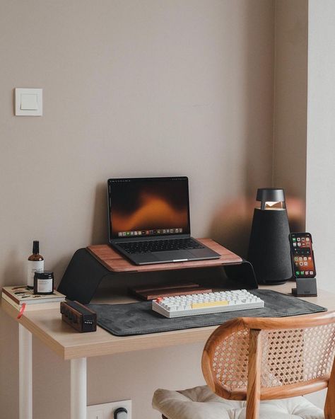 Imac Setup Workspace Inspiration, Imac Workspace Aesthetic, Minimalist Laptop Setup, Pc Desk Setup Minimal, Minimal Desk Setup Laptop, Setup Laptop, Minimalist Setup, Laptop Setup, Minimal Setup