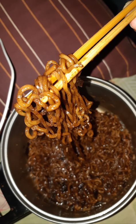 Jajamyeon Noodles, Korean Noodles, Food Therapy, Tasty Food, Chocolate Fondue, Street Food, Noodles, Yummy Food, Wattpad