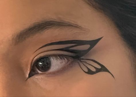 Hippi Eye Makeup, Fairy Makeup Eyeliner, Graphic Eyeliner For Glasses, Fairy Wing Eye Makeup, Fairy Wings Makeup, Portals Makeup Ideas, Winged Eyeliner Aesthetic, Fairy Wing Makeup, Fairy Wing Eyeliner