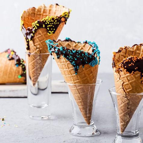 15 Ice Cream Cone Dessert Ideas Cone Dessert Ideas, Ice Cream Cones Recipe, Dipped Ice Cream Cones, Oatmeal Pancakes Healthy, Cone Dessert, Lunch Smoothie, Healthy Desserts Easy, Ice Cream Cones, Make Ice Cream