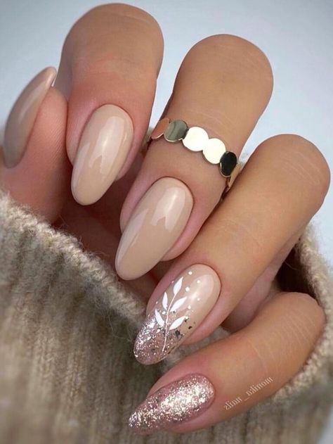 Beige nails with glitter and leaf designs Ivory Nails, Ongles Beiges, Beige Nails Design, Nude Nail Designs, Beige Nails, Cream Nails, Ombre Nail Designs, Neutral Nails, Elegant Nails