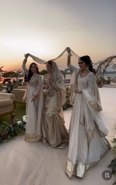 Desi Wedding Lengha, Bridal Outfits Pakistani, South Asian Bridal Dresses, Fancy Wedding Bridesmaid Dresses, Pakistani Wedding Theme Ideas, Bridal Outfit Pakistani, Weddings Pakistani, Wedding Ideas Desi, Asian Wedding Aesthetic