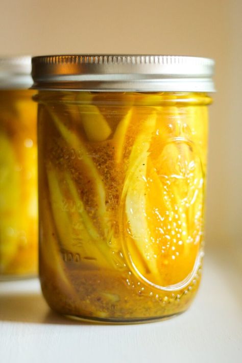 Pickle Mango Recipe, Pickled Fruit, Pickled Mango, Mango Tea, Best Pickles, Sour Foods, Pomegranate Molasses, Homemade Pickles, Pickled Veggies