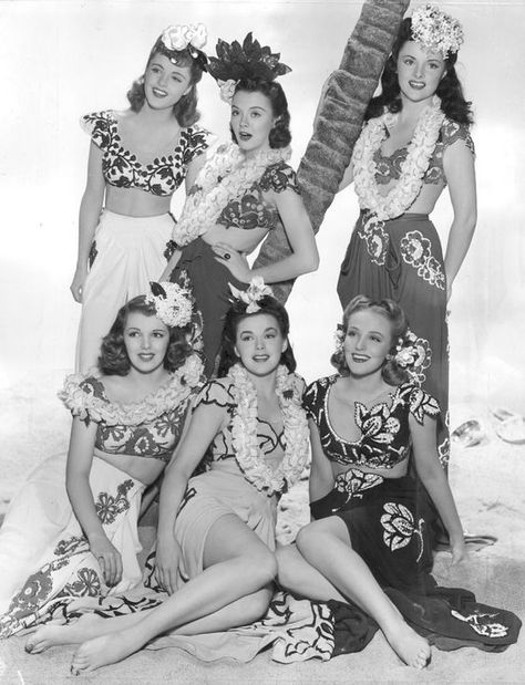 Tiki beach Hawaii Hairstyle, Dress Hawaiian Style, Tiki Fashion, Tiki Hawaii, Vintage Summer Fashion, Dorothy Lamour, Tiki Dress, Hawaiian Fashion, Hawaii Outfits