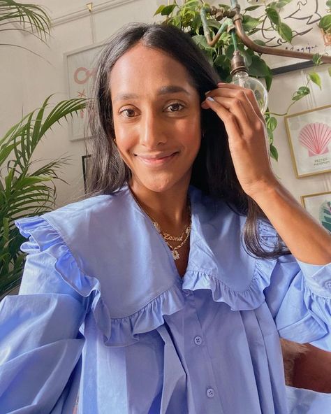 Collared Blouses Are Trending and I Just Found So Many Perfect Ones Wide Collar Blouse, Statement Collar Blouse, Large Collar Blouse, Big Collar Blouse Outfit, Collar Blouse Outfit, Big Collar Shirt, Big Collar Blouse, Collared Shirt And Sweater, Oversized Collared Shirt