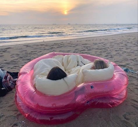 Heart pool used as bed on the beach Beach Inflatables, Blow Up Pool, Beach Heart, Honeymoon Phase, Beach Date, Malibu Barbie, Summer Goals, Summer Plans, Inflatable Pool