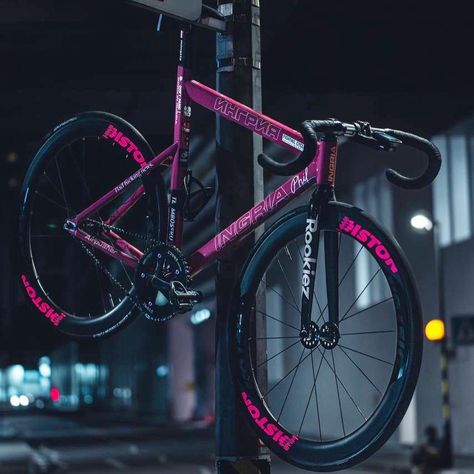 Fixie Gear Bike, Fixie Bike Aesthetic, Wallpaper Fix, Road Bike Photography, Urban Bike Style, Bike Swag, Urban Bicycle, Bike Drawing, Bike Aesthetic