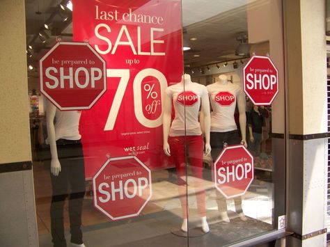 Traffic-stopping window display! Sale Windows, Shop Sign Design, Shop Windows, Store Windows, Shop House Plans, Store Window, Interior Display, Shop Window Design, Resale Shops