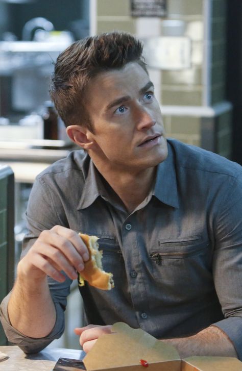 iZombie 2x12 - Major Lilywhite (Robert Buckley) HQ Robert Buckley, I Zombie, Rob Thomas, Clint Barton, First Tv, The Cw, Most Beautiful Man, Man Crush, Celebrities Male