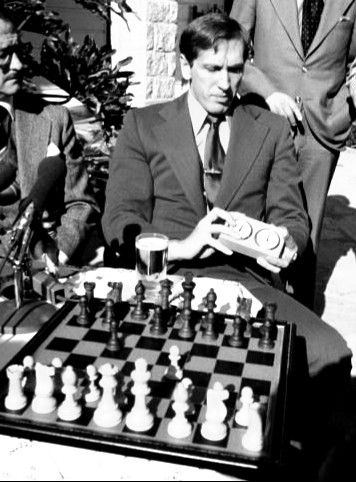 Bobby Fischer, Learn Chess, Magnus Carlsen, How To Play Chess, Chess Master, Playing Chess, Photography Group, The Queen's Gambit, Kings Game