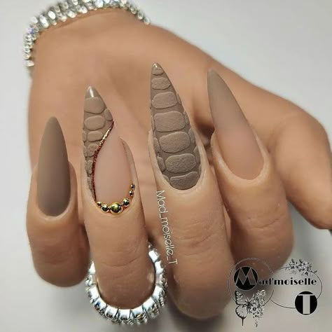 Brown acrylic nails inspo to stand out, cute trendy nail art. Dark brown acrylic nails, different shades of brown acrylic nails for everyone Brown Acrylic Nails, Unghie Sfumate, Trendy Nail Art, Glam Nails, Brown Nails, Coffin Nails Designs, Fancy Nails, Chic Nails, Dope Nails