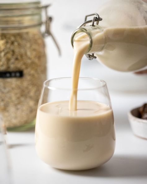 Deliciously creamy, sweet and non-slimy: this Easy Homemade Oat Milk (Gluten Free) is the perfect dairy-free milk alternative for your breakfast cereal, smoothies or simply enjoy as a drink on its own. Easy oat milk recipe to make at home and no complicated equipment or ingredients required. #oatmilk #dairyfree #nondairy #nonslimy #glutenfree Homemade Oat Milk, Oat Milk Recipe, Homemade Tea, Nut Milk Bag, Vegan Milk, Homemade Gluten Free, Milk Alternatives, Dairy Free Milk, Healthy Family Meals