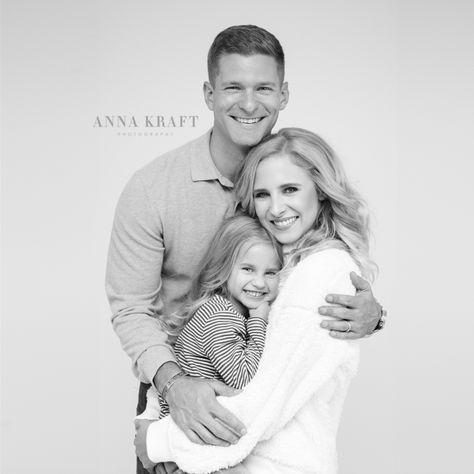 Family Posing Studio, Cute Family Poses Picture Ideas, Family Foto Ideas, Diy Black Photo Backdrop, Family Of 3 Portrait Poses, Cute Family Portraits, Family Picture Of 3, Family Self Portrait Ideas, Family 3 Photoshoot