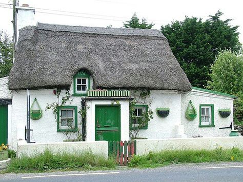 cottage Irish Cottage Exterior, Traditional Irish Cottage, Irish Cottage, Storybook Cottage, Cottage Exterior, Cottage Cabin, Thatched Cottage, Casa Exterior, Dream Cottage