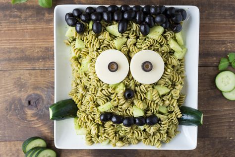 Your Halloween dinner is here! Frankenstein Pasta is adorable to serve and even easier to make! You'll steal the show with Frank! Party Foods For Kids, Halloween Party Foods, Fun Halloween Party Food, Easy Halloween Party Food, Halloween Torte, Postres Halloween, Easy Halloween Party, Halloween Fest, Easy Halloween Food