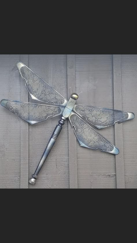 Ceiling Fan Crafts, Dragonfly Yard Art, Wire Hanger Crafts, Easy Drawing Ideas For Beginners, Hanger Art, Dragon Fly Craft, Yard Art Crafts, Drawing Ideas For Beginners, Hanger Crafts