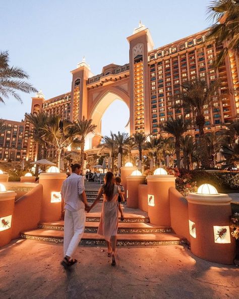 Palm Atlantis Dubai, Atlantis The Palm Dubai Aesthetic, Dubai Photo Ideas, Dubai Pics, Dubai Picture Ideas, What To Wear In Dubai, Dubai Atlantis, Atlantis The Palm Dubai, Atlantis Dubai