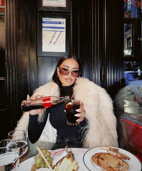 Winter Glam Aesthetic, Nyc Clothing Aesthetic, Fur Coat Poses, Winter Lifestyle Aesthetic, Glam Witch Aesthetic, Winter Brunch Outfit 2024, New York Holiday Outfits, Nyc Ice Skating Outfit, Winter Nyc Fits