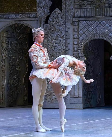 Fumi Kaneko como el Hada de Azúcar y William Bracewell como su Príncipe William Bracewell, Spanish Ballet, Fumi Kaneko, Ballet En Pointe, Dance Goals, Aesthetic Ballet, Dance Pics, Ballet Aesthetic, Ballerina Barbie