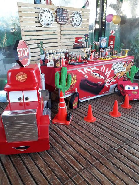 Disney Cars Birthday Theme, Disney Cars Birthday Party, Disney Cars Theme, Pixar Cars Birthday, Cars (disney) Party, Cars Birthday Party Decorations, Cars Birthday Party, Festa Hot Wheels, Disney Cars Party