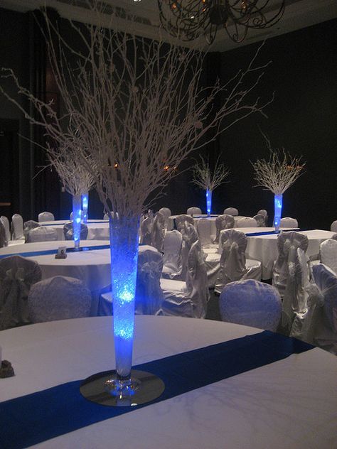 Winter Wonderland Centerpiece (we could get frost spray paint for the glass vases @Tammy Tarng Tarng Tarng Jones) Winter Wonderland Wedding Centerpieces, Wonderland Centerpieces, Winter Wonderland-party, Winter Wonderland Centerpieces, Wonderland Sweet 16, Snowflake Decoration, Winter Centerpieces, Winter Wonderland Theme, Dress Pictures