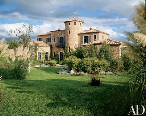 The interior designer, with help from architect Gabor Goded, crafts a Mediterranean-style home in San Miguel de Allende for her and her husband Mexico Photos, Old World Home, Houses In Mexico, Mediterranean Style Home, Mexican Traditions, Rustic Exterior, Living In Mexico, Mediterranean Style Homes, The Enchanted Home