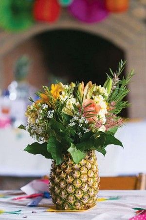 Fruit Party Theme, Island Centerpiece Ideas, Kitchen Island Centerpiece, Fruit Bouquet Ideas, Pineapple Centerpiece, Pineapple Wedding, Summer Table Decorations, Fruit Centerpieces, Birthday Flowers Bouquet