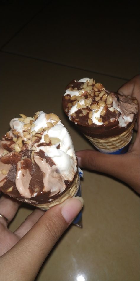 Ice Cream Snap, Foodie Pics, Chocolate Pictures, Night Food, Delicacy Food, Food Drink Photography, Food Wallpaper, Snap Food, Chocolate Drinks