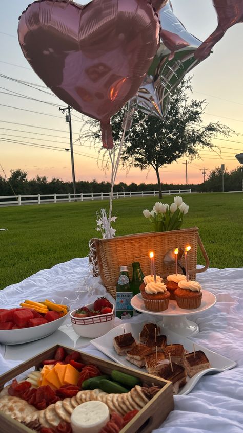 Picnic Date Birthday, Outdoor Birthday Ideas For Women, Picnic At Home Ideas, Things To Do On A Picnic Date, Outdoor Birthday Aesthetic, Anniversary Picnic Ideas, Best Friend Picnic Ideas, Picnic Aesthetic Cumpleaños, Picnic Anniversary Ideas