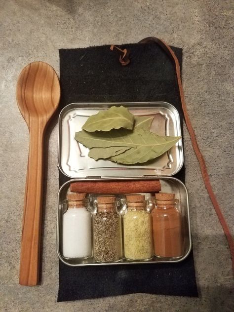 Adventure Gear Herbalist, Bushcraft Woman, Bushcraft Kitchen, Bushcraft Aesthetic, Bushcraft Food, Bushcraft Projects, Bushcraft Cooking, Bushcraft Backpack, Bushcraft Kit