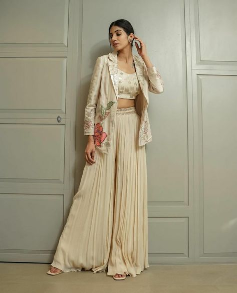 Plazzo With Jacket Indian, Shirt And Plazo Outfit Indian, Plazo And Blouse Design, Sharaaraa Design, Plazzo With Top Outfit For Wedding, Indowestern Outfits Wedding Women Latest, Trendy Outfits Indian Fashion Styles, Palazzo Outfit Indian, Casual Cocktail Outfits For Women