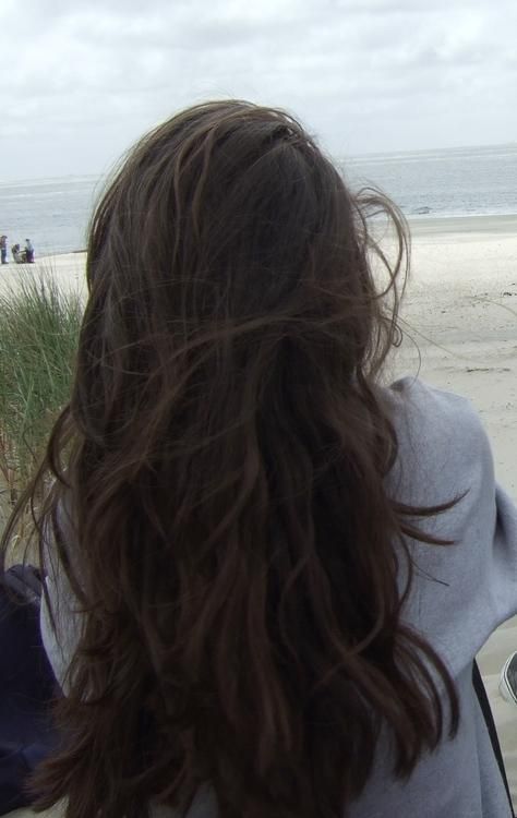 dark beach curls Easy Trendy Hairstyles, Brunette Aesthetic, Rambut Brunette, Beach Wave Hair, Girl With Brown Hair, Hair Cute, Image Swag, Long Brown Hair, Messy Hair