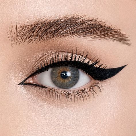 Bold Liner Makeup, Eye Makeup Black Eyeliner, Vintage Winged Eyeliner, Black Eyeliner For Hooded Eyes, Bold Winged Eyeliner, Pretty Eyeliner Ideas, Trendy Eyeliner Looks, Cat Like Makeup, Large Eyeliner