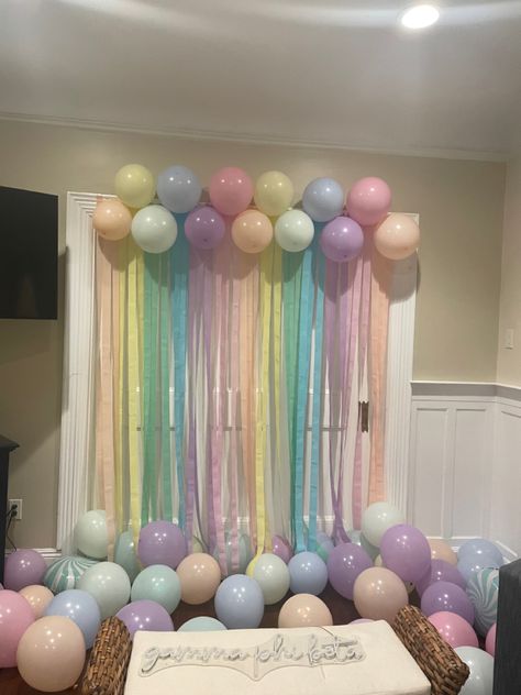 Streamers, balloons, rainbow photwall, DIY, party Balloons Rainbow, Birthday Streamers, Streamer Backdrop, Balloon Backdrop, Diy Party, Birthday Ideas, Party Ideas, Balloons, Birthday Party