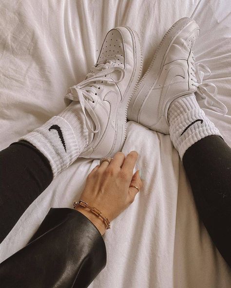 Instagram Trends Long Nike Socks Outfit, Nike Crew Socks Outfit, White Nike Socks Outfit, Outfits With Nike Socks, Nike Socks Outfit, Crew Socks Outfit, Black Nike Socks, White Nike Socks, Nike Crew Socks