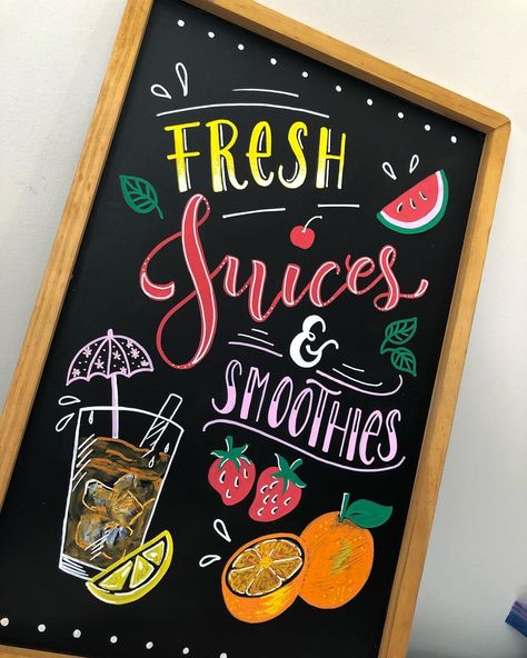 Juice Bar Chalkboard, Cute Cafe Sign, Juice Bar Signage, Juice Bar Decor Ideas, Fruit Juice Ideas, Juice Bar Decor, Chalk Sign Ideas, Chalk Marker Art, Fruits Smoothies