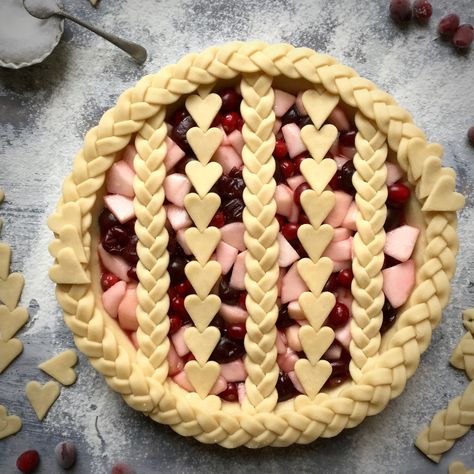 A cute combination of heart ropes and pastry plaits, over an apple, cherry and cranberry filling. Pie Crust Ideas, Braided Pie Crust, Fancy Pie Crust, Creative Pies, Decorative Pie Crust, Pie Crust Designs, Pie Decoration, Pear Pie, Pies Art