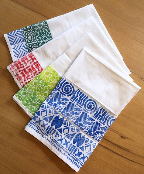 Painting On Napkins, Block Printing Tea Towels, Hand Painted Napkins, Painted Napkins, Block Printing Diy, Painted Quilts, Clothes Painting, Diy Tie Dye Techniques, Tea Towels Diy