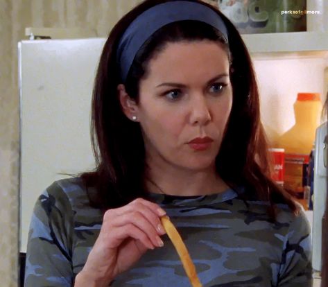 Lorili Gilmore Aesthetic, Lorili Gilmore, Lorelei Gilmore Dress, Lorili Gilmore Outfits, Lorelai Gilmore Hair Season 1, Lorelei Gilmore Icons, Lolerai Gilmore Outfit, Lorelei Gilmore Season 1, Hd Cover Photos